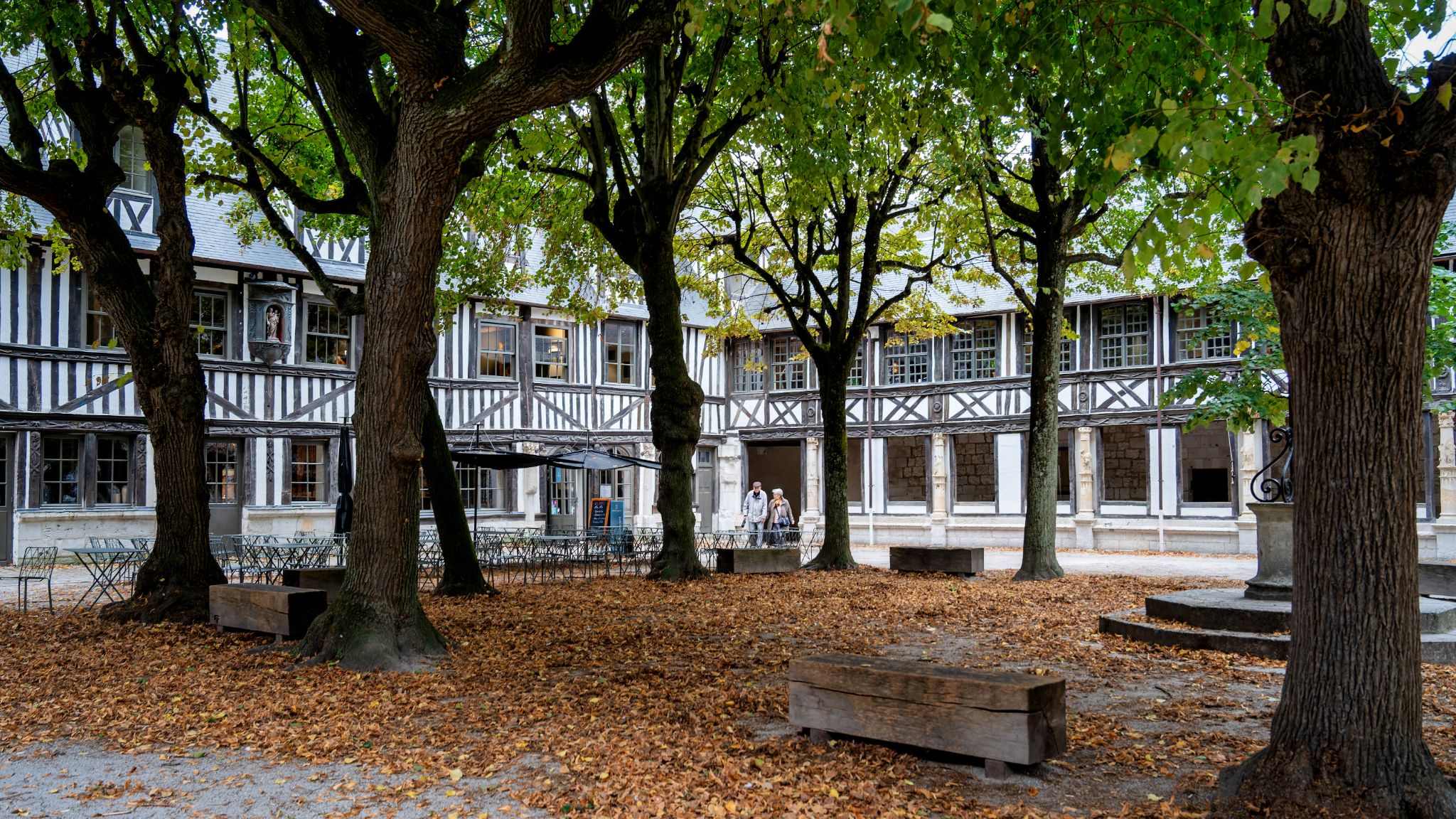 20250917 111927 Rouen   Aitre Saint Maclou, ehemaliger Massengrabfriedhof, erforderlich durch Pestepedemien  1348 und  16. Jh